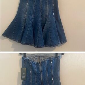 Gorgeous Flared Denim Skirt with Stud Accents
Size 00